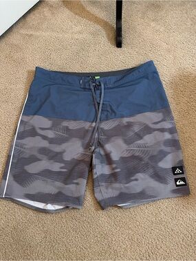 Quiksilver Men's Navy and Gray Camouflage Boardshorts
